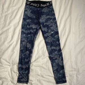 Nike pro träningstights - Sköna blommiga träningstights från Nike pro⭐️Använda ett fåtal gånger och är i mycket bra skick. Köpta för runt 350 kr⭐️