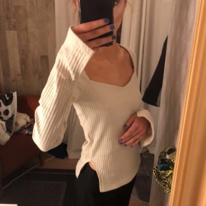 Topp - Beige topp med slits