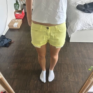 Gula jeansshorts  - Jätte fina gula jeansshorts från current/Elliott❤️ aldrig använda❤️