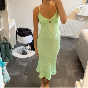 Grön midiklänning  - Grön satin miniklänning från bershka. Som ny!