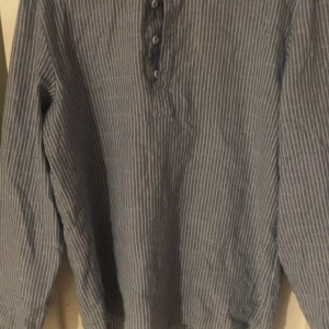 Linne skjorta  - Ljusblå linne skjorta med vita ränder. Passar s-m