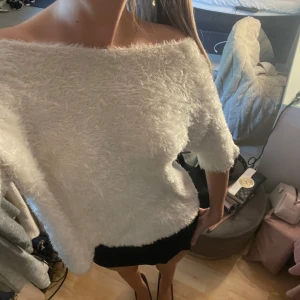 Vit fluffig tröja  - Vit fluffig tröja med trekvartsärm, otroligt fin och skön!! Finns ingen storlek i men skulle gissa runt s