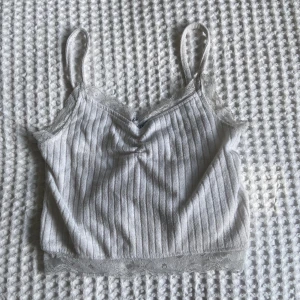 Vitt linne med spets🧸✨ - Vit linne med spets som passar perfekt till sommaren och går att matcha till många fräscha outfits!!