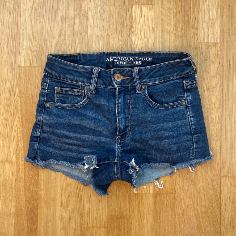 Snygga jeansshorts som tyvärr inte passar längre, står ingen storlek men skulle säga att de passar xs-s kanske även m💞💞. Shorts.