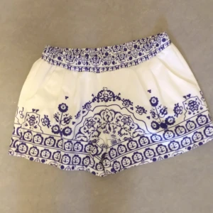 Blåvita shorts  - Oanvända, I bra skick med resår i midjan.