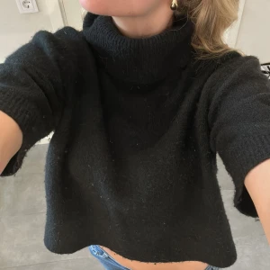 Svart kortärmad polotröja - Supersnygg svart kortärmad polotröja från märket SOYACONCEPT. Storleken sitter som S eller M. Har inga defekter🩷