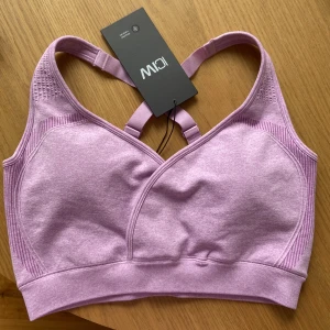 Sport BH - Helt ny sport Bh från ICIW, fick precis hem den men ICIW hade skickat fel storlek och lät mig behålla denna. Så den är självklart aldrig använd med lappen kvar och kommer i orginal påse! Den är slutsåld på hemsidan, nypris 449kr