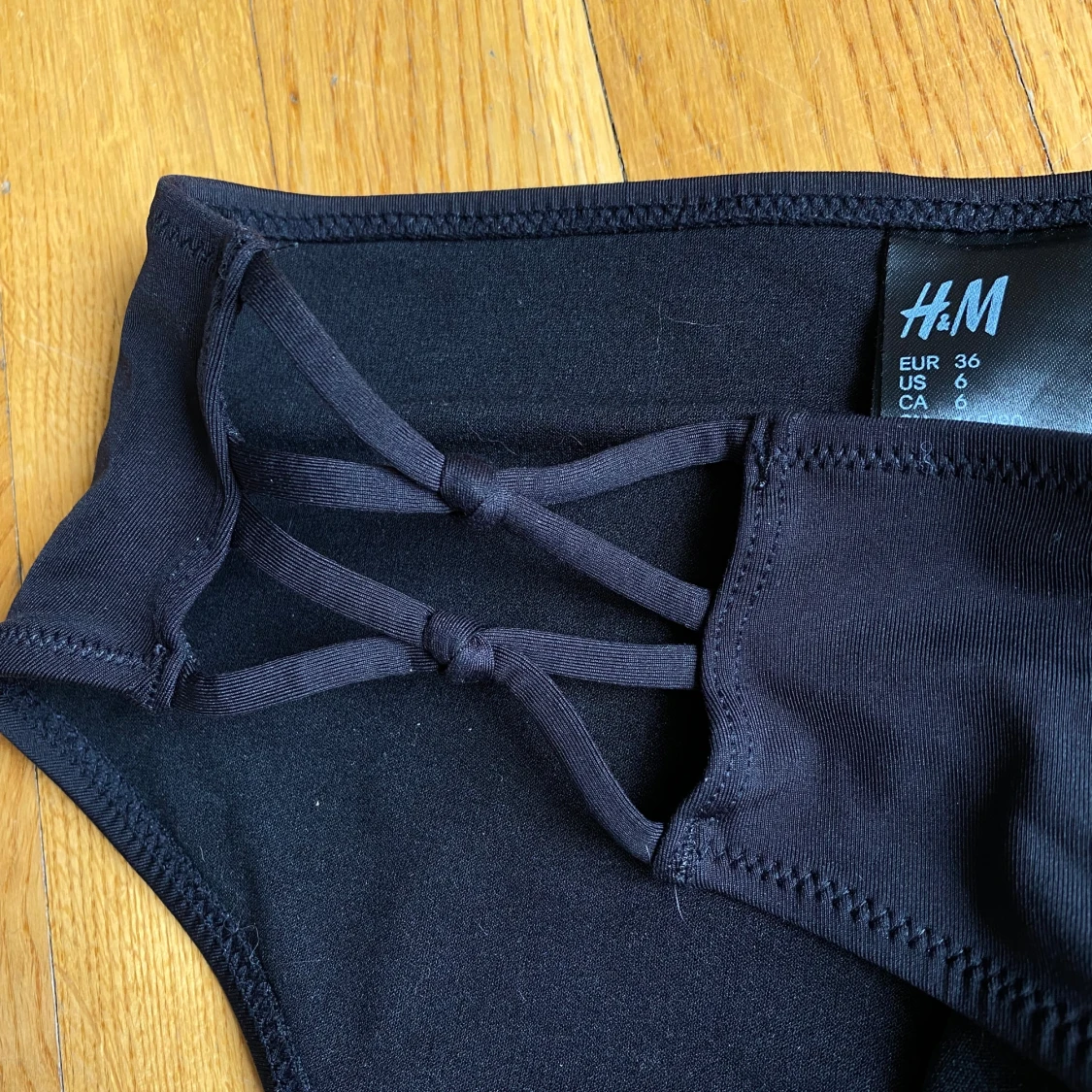 Bikinitrosor med snygg detalj - 90