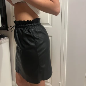 Skinnkjol - Svart Skinnkjol i storlek M från Vero Moda. Mycket gott skick och säljes pågrund av används ej.