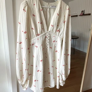 Florence klänning adoore - Säljer min klänning från adoore, helt oanvänd. Storlek 40 men passar 36/38 för den e väldigt liten i storlek Pris kan diskuteras vid snabb affär