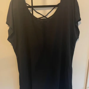 T-shirt oversize - Svart t-shirt i storlek L, oversize modell