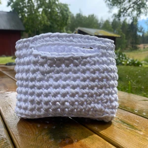 Fräsch virkad sommarväska 🌼  - Fräsch virkad sommarväska 🌼 14 cm hög och 23 cm bred! 