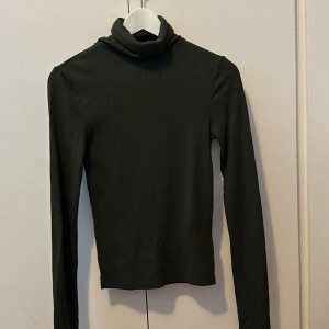 Olivgrön tröja - Olivgrön tröja med polokrage, från H&M. Mycket fint skick!