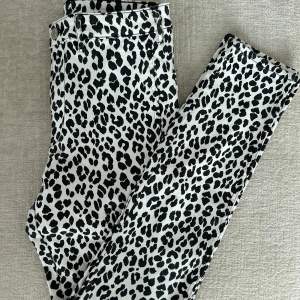 Tajta leopardbyxor i svart vit med knapp och dragkedja! Skinny hight waist ankle length 