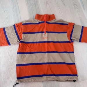 Randig sweatshirt  - En randig sweatshirt i lila, orange och beige. Från rotation. Normal till storleken.