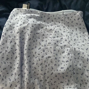 Kjol - Säljer min kjol från hm! Bra skick! Fin passform, storlek 40! Men passar som 38.