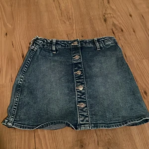 Jeanskjol  - Storlek 146/152 och aldrig använd! Super skönt material och super fin å sitter tajt runt midjan och lite mer ”släpp” efter midjan 