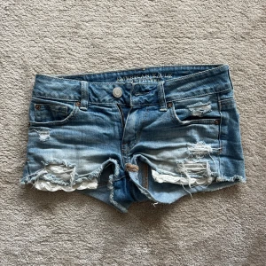 Lågmidjade jeansshorts  - Jättefina men kommer inte till användning 💕