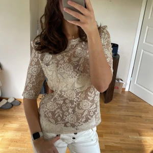 Spetstopp - Spetstopp från Therapy 💕 (obs den sticker ut lite vid axlarna som ”axelvaddar” typ)