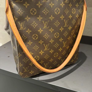 Louis vuitton - Säljer denna jätte fina Louis Vuitton väskan eftersom att jag har fått en ny!   Nytt pris: 9480 Kvitto finns!!