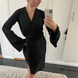Plisserad klänning från Gina Tricot - En mycket elegant svart plisserad klänning för alla tillfällen. Säljer den då jag har för många svarta klänningar🖤
