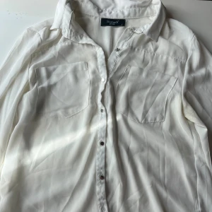 Vit skjorta storlek m - Vit luftig skjorta i storlek m.