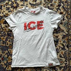 Smirnoff - Smirnoff Ice tröja 😂 Ska du till marbella eller ayia napa o ska spränga på ny nivå? Då behöver du denna pjäs. Denna jettade tisha är minimalt använd,  Storlek S, passar på en mindre grabb ca 170 cm medium krallig, passar även för brudar utan problem