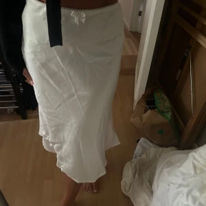 Vit satin kjol  - Inköpt förra sommaren från SHEIN  Har en lätt underkjol så den är inte genomskinlig Storlek 36