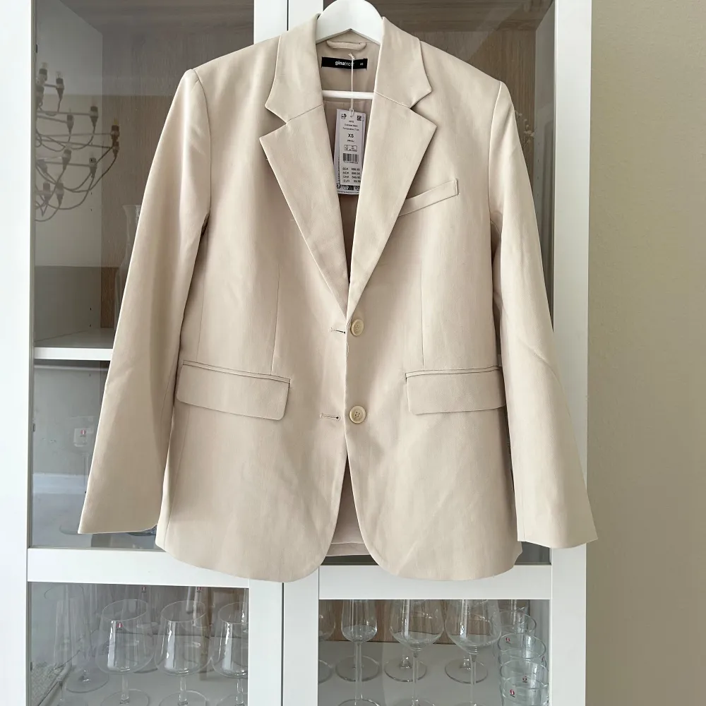 Oanvänd blazer från gina, nypris 699 kr. stl XS 😍Stor i storlek, därav att jag säljer🤍. Takit.