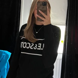 Svart tröja från Lyle & Scott - En svart tröja från Lyle & Scott med vit text på bröstet. Tröjan har långa ärmar och en rund halsringning.💕 Aldrig använd
