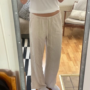 Linnebyxor  - Linnebyxor från Gina Tricot i storlek M, passar perfekt i längd (174cm lång)✨