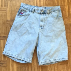 Polar big boy jorts - Jättefina jorts, de är i mycket bra skick och har används endast ett fåtal gånger. Det är bara att fråga om man undrar över något!!💗