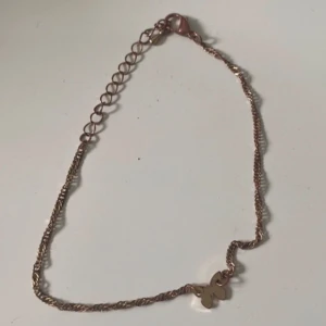 Fjärlilsarmband - Fint armband, dock lite missfärgat (bild 2) men inget som störde mig när jag använde det. 