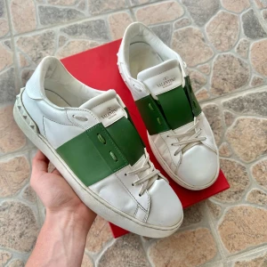 Valentino Open Skor - Säljer dessa stilrena gröna valentino opens! | Skick 8,5/10 | Storlek 44 | 2st dustbags, box, snören ingår | Hör av dig för fler bilder eller om du har någon fråga! 🤝