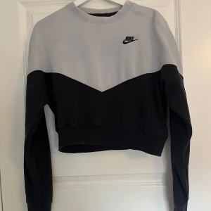 Sweatshirt  - Kort sweatshirt från Nike💕