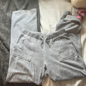 Grå juicy - Säljer dessa grå juicy i barn storlek, dem är ifrån kids brandstore❣️ säljer pågrund av att de är för korta på mig som är ca165cm lång, de är i storlek 14/15 år❣️❣️ jätte fint skick💘
