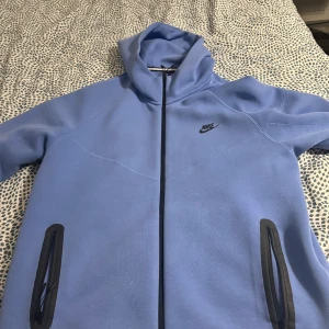 nike tech fleece - Storlek XL  Använd i 4-5 månader Bra skick   Pris kan diskuteras vid snabb affär