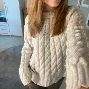 Stickad tröja - Säljer denna jätte mysiga stickade tröjan 💞 hör av dig vid intresse eller frågor☺️