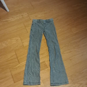 Jätte snygga bootcut jeans - Gråa bootcut jeans från h&m i bra skick andvända några gånger. Liten fläck på låret men inget som syns speciellt mycket.