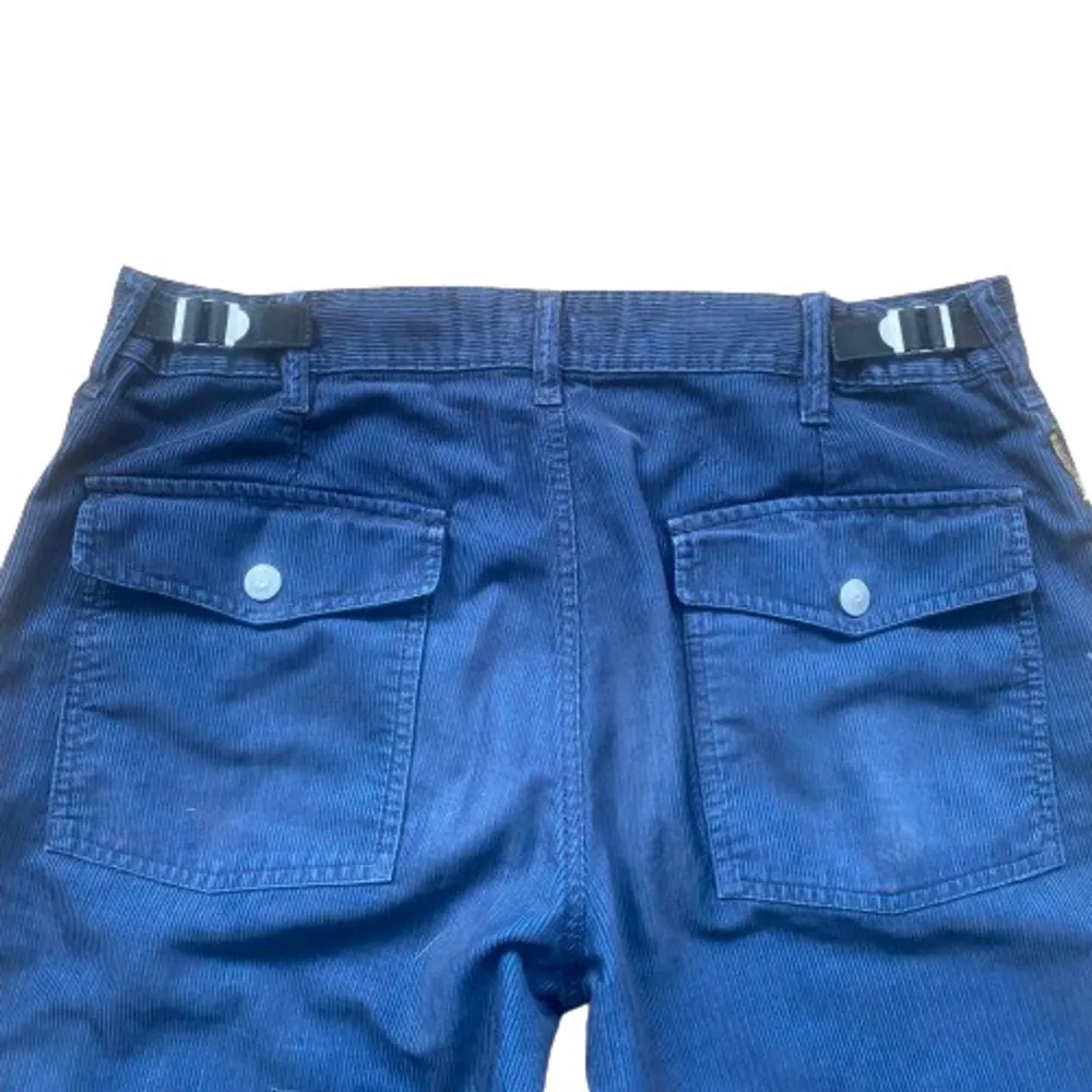 Mörkblåa Armani Jeans corduroy byxor med Zips som gör att man kan ändra passformen från straight till bootcut. Stlrk 34 men går att justera i midjan. Bra skick förutom lite slitage vid hälarna. För fler detaljer eller frågor skicka ett meddelande!. Jeans & Byxor.