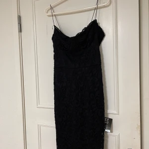 Spetsklänning - Medellång spetsklänning i oanvänt skick, prislapp är kvar! 