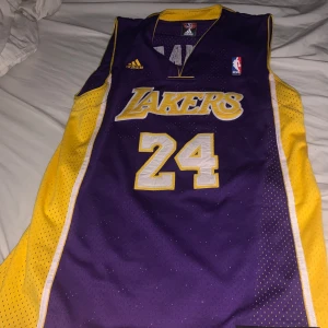 Kobe Bryant 2015 Jersey - Jätte bra skick . Pris kan diskuteras. Perfekt prydnad.