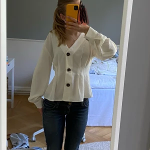 Blus  - Superfin vit blus från Carin Wester. Fint skick!! 💗