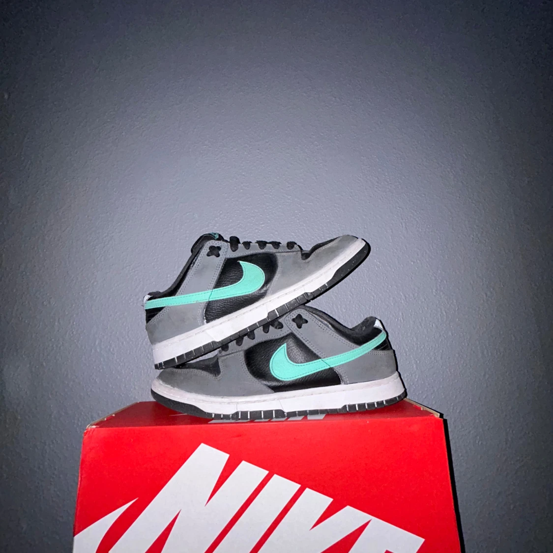 Hej jag säljer mina feta Nike dunks därför att det var tyvärr fel storlek de har endast används vid 3 olika tillfällen