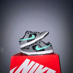 Hej jag säljer mina feta Nike dunks därför att det var tyvärr fel storlek de har endast används vid 3 olika tillfällen - Ett par Nike dunks som är försmå och har använts vid 3 tillfällen jag köpte dessa för 1 899kr säljer därför dom för 800 pris kan diskuteras vid snabb deal 