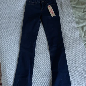 Levis 715 low waist bootcut - Jättefina och helt nya! Storlek 23x32. Mörkblå färg. Köpta för 1200