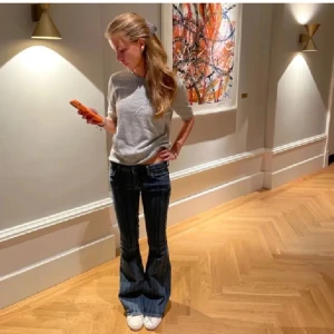 Utsvängda lågmidjade jeans - Säljer dessa jättefina lågmidjade jeansen då de tyvärr inte kommer till användning längre! W25 L32. Jeansen har inga defekter men är lite söndertrampade längst ner (se bild 2 & 3) Kan gå ner i pris vid snabb affär!