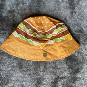 Mcdonald bucket hat - Säljer en extreeeemt grisch laidback  buckethat från donken. Äkta vara. Perfekt för viktiga sammanhang o ghädas 😎