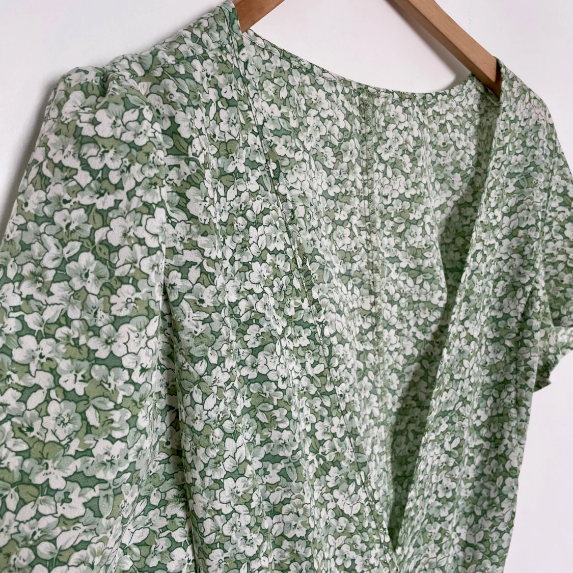 Fin blommig sommarklänning i grönt storlek S-M - 91