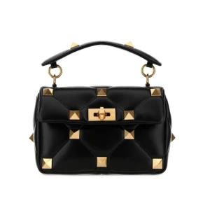 Valentino Garavani Roman Stud - Säljer denna valentino väska som jag har haft i ca 2 månader. Ny pris: 27 516kr Men köptes här på Plick för 13 000kr  och säljer den nu för 9000kr. Skicket är 8/10, kan skicka egna bilder oså.